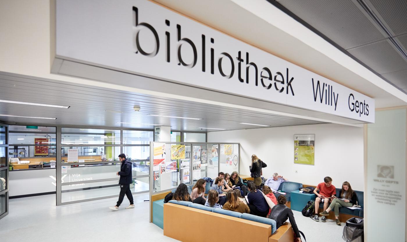 Studenten aan het zitten voor het ingang van het bibliotheek van Health Campus in Jette