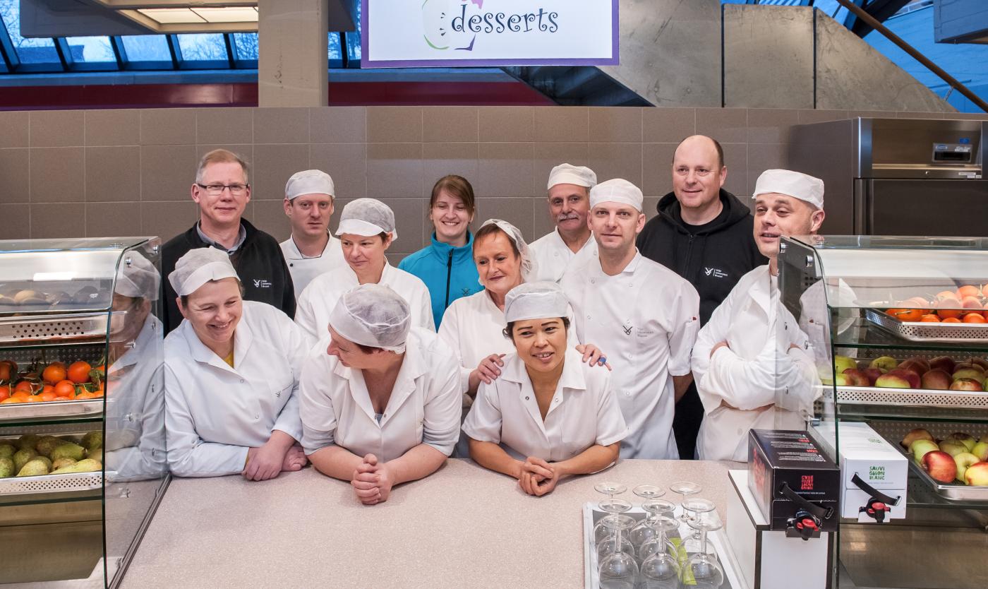 Groepsfoto van het persooneel bij het restaurant van Campus Etterbeek Groepsfoto van het persooneel bij het restaurant van Campus Etterbeek