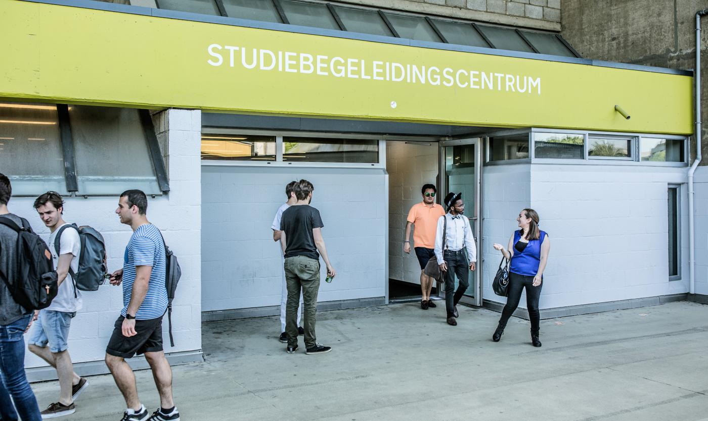 Groep studenten bij ingang van Studiebegeleidingcentrum op Campus Etterbeek