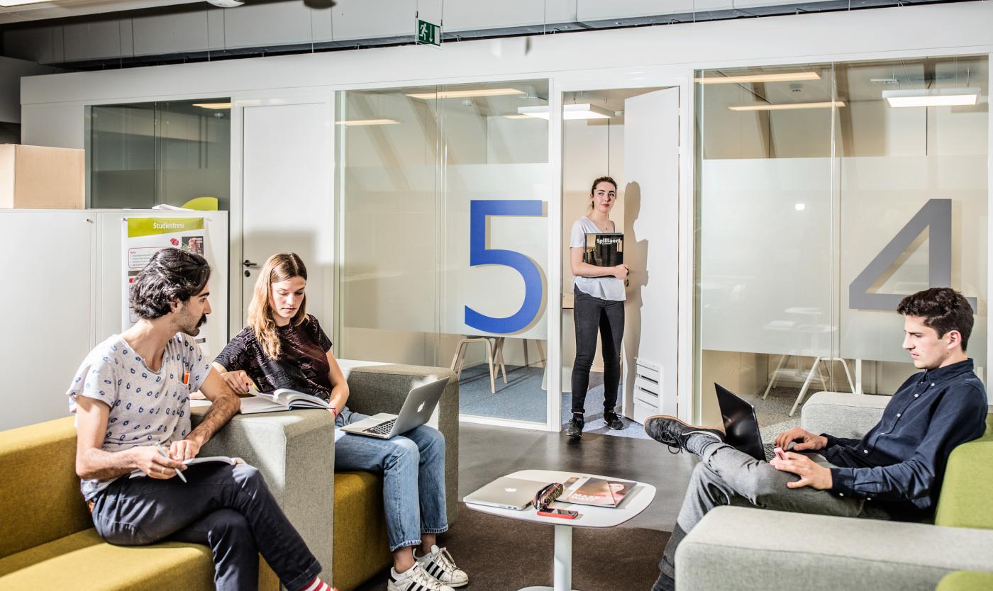 Studenten aan het zitten bij het studiebegeledingcentrum op Campus Etterbeek Studenten aan het zitten bij het studiebegeledingcentrum op Campus Etterbeek