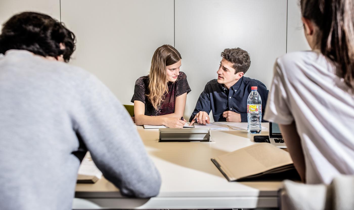 Student met tutor in studiebegeleidingcentru op Campus Etterbeek