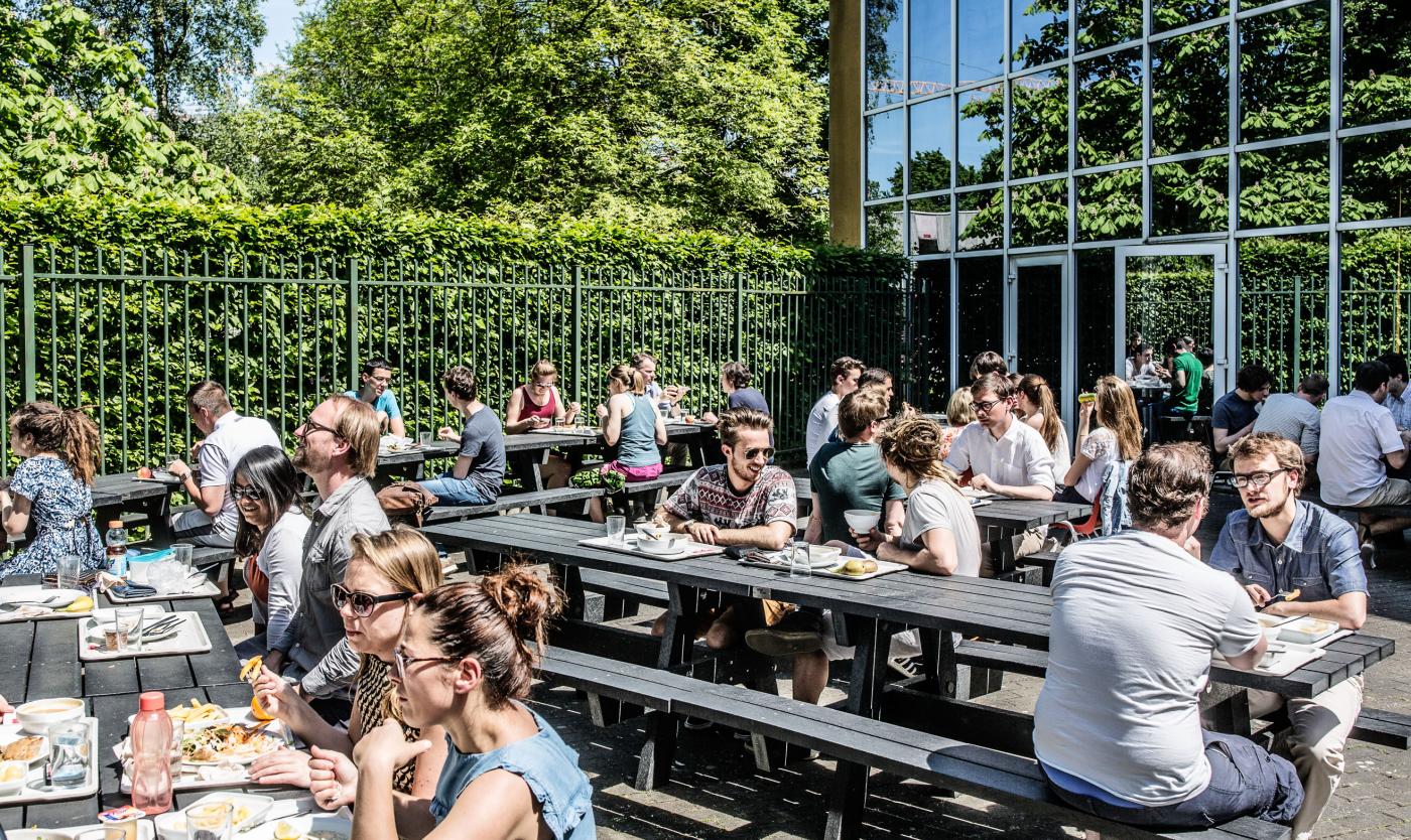 Studenten aan het lunchen op terras op Campus Etterbeek