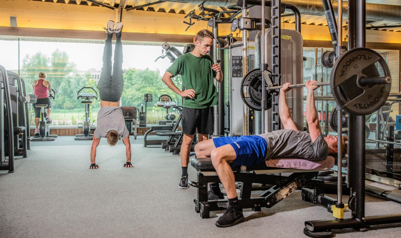Studenten aan het sporten in de Basic-fit van Campus Etterbeek Studenten aan het sporten in de Basic-fit van Campus Etterbeek