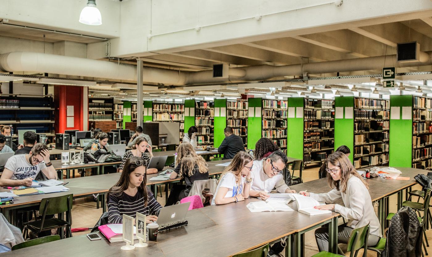 Groep van studenten aan het studeren in het bibliotheek van Campus Etterbeek