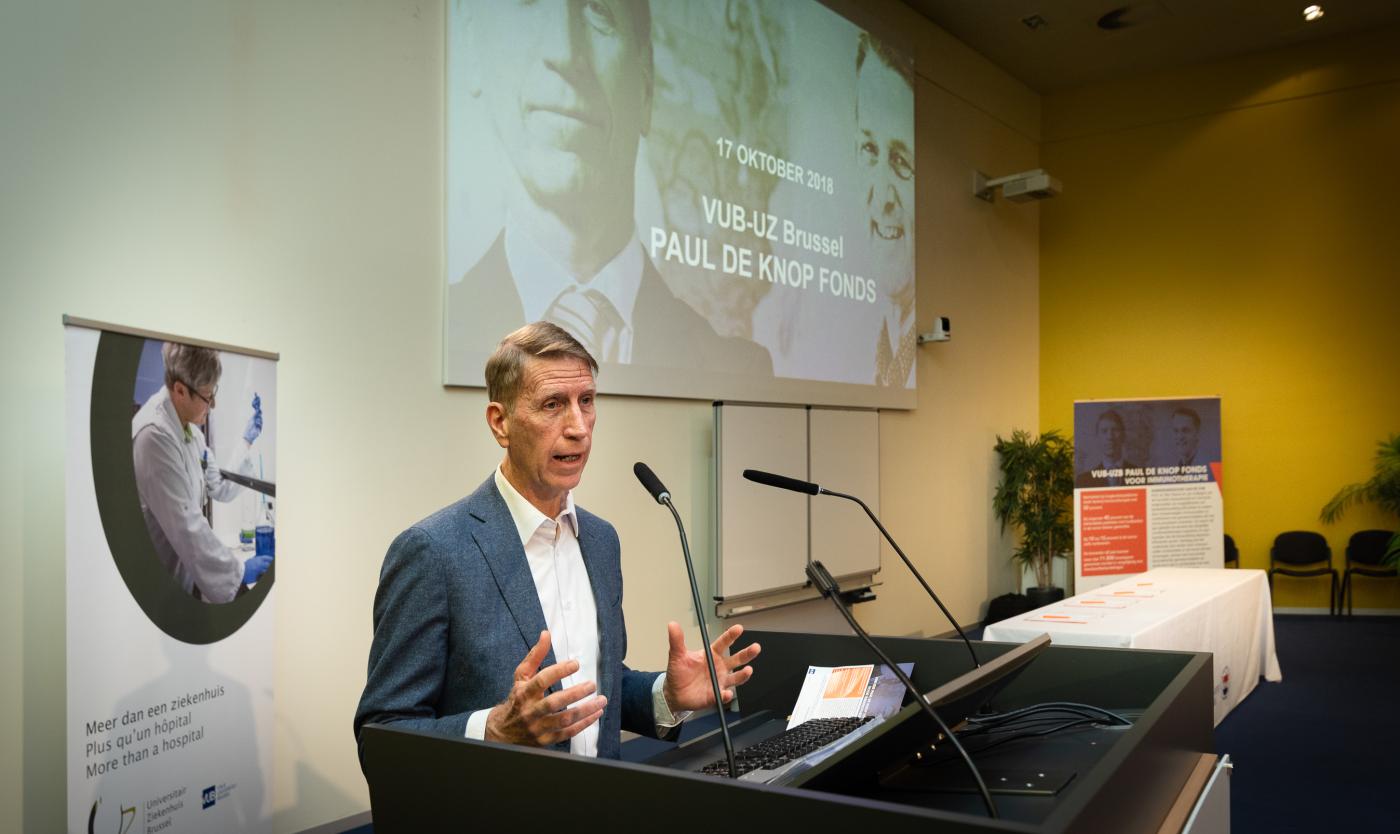 Paul De Knop aan het praten voor Paul de Knop Fonds op Campus Etterbeek Paul De Knop aan het praten voor Paul de Knop Fonds op Campus Etterbeek