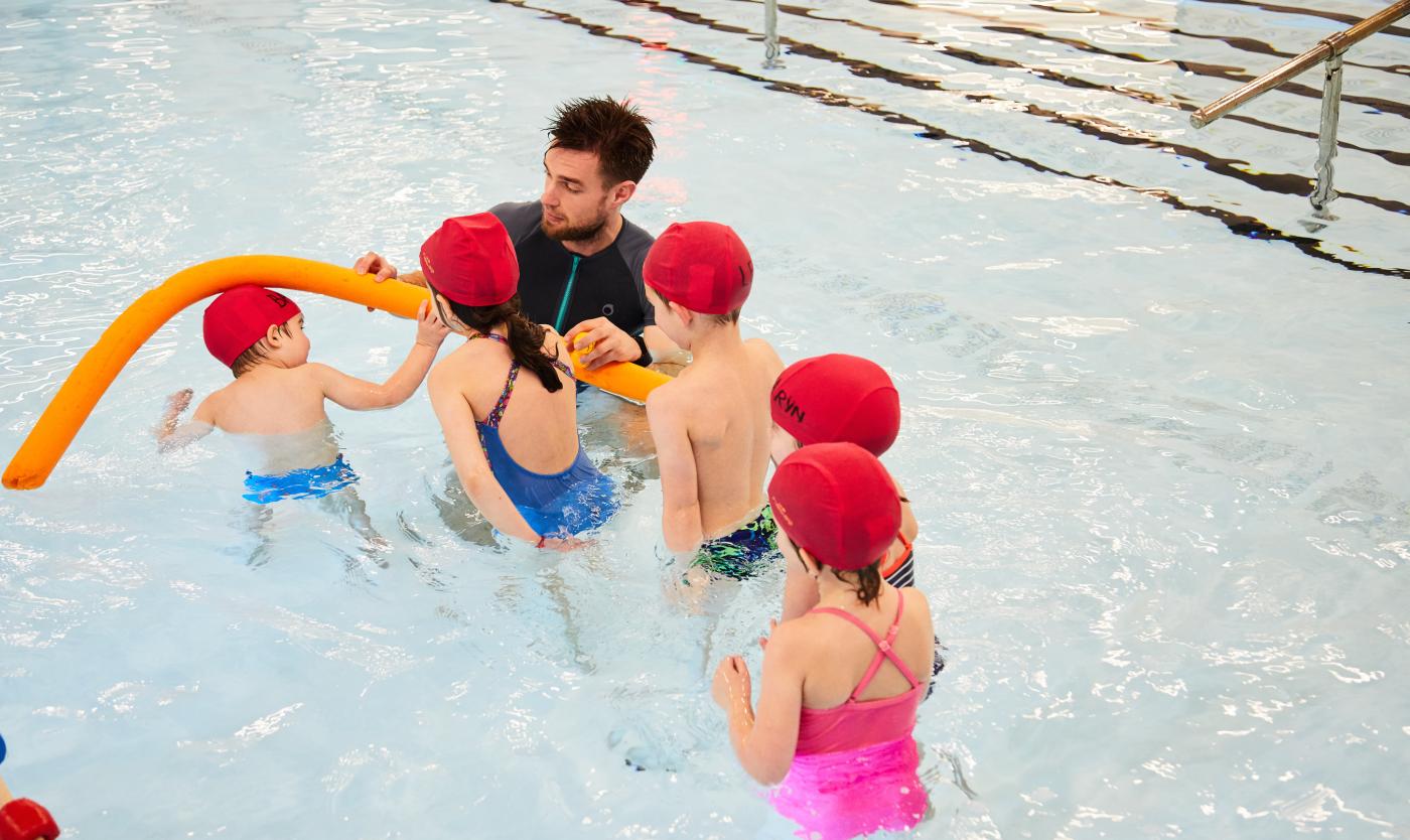 Kinderen aan het zwemmen tijdenskinderdagverblijf in het zwembad van Campus Etterbeek