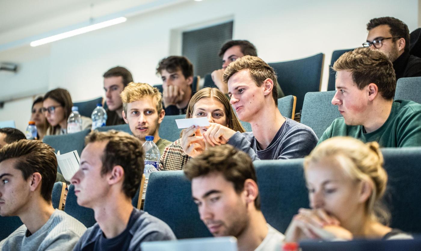 Studenten in de aula aan het praten in Gebouw I op Campus Etterbeek