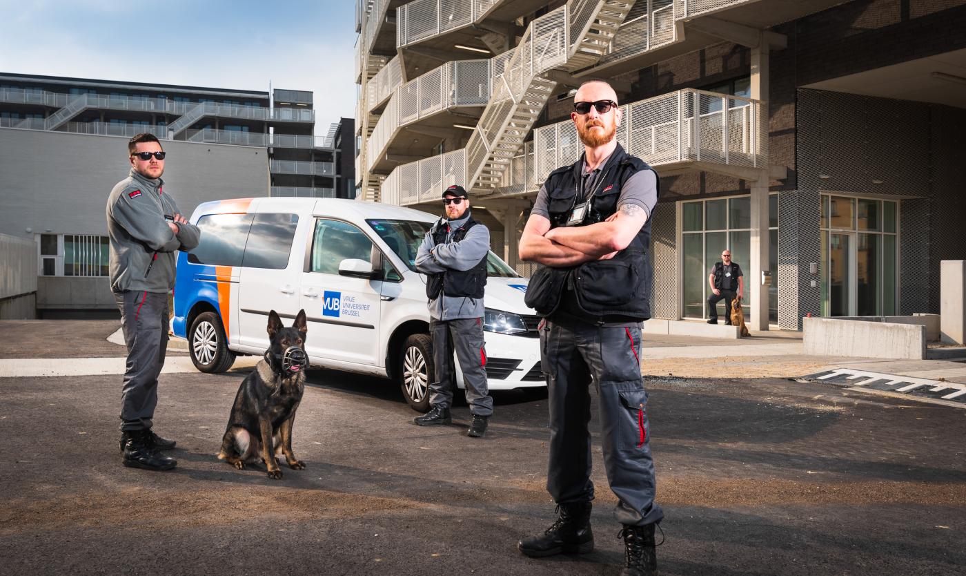 Diensten hulp en security Securitas aan het poseren voor het gebouw Pilar op Campus Etterbeek