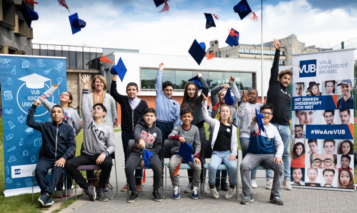 2019_Groep van kinderen voor kinderuniversiteit gooien hoeden op campus Etterbeek 2019_Groep van kinderen voor kinderuniversiteit gooien hoeden op campus Etterbeek