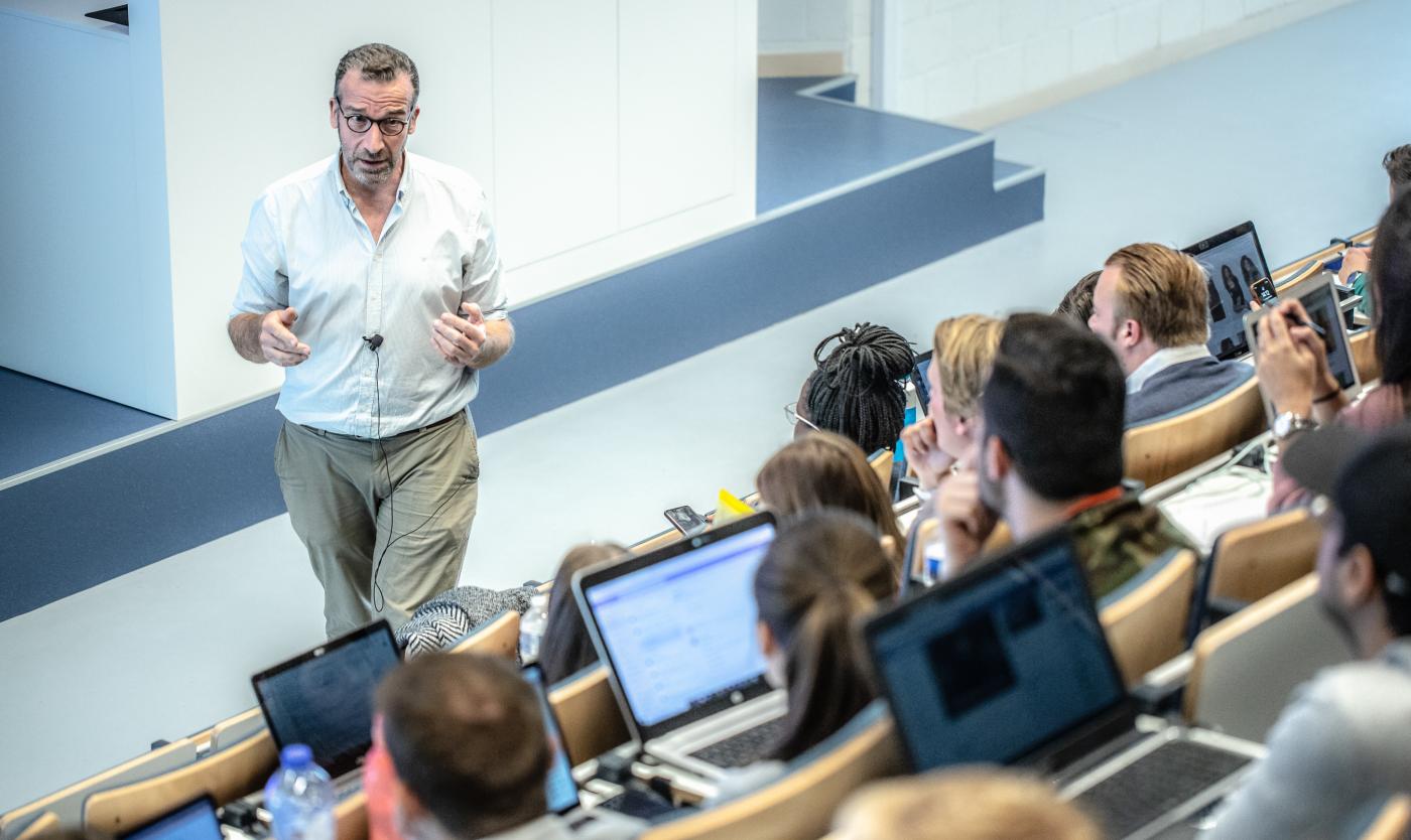 Professo aan het praten tegen studenten tijdens les in een aula van het Gebouw I op Campus Etterbeek Professo aan het praten tegen studenten tijdens les in een aula van het Gebouw I op Campus Etterbeek