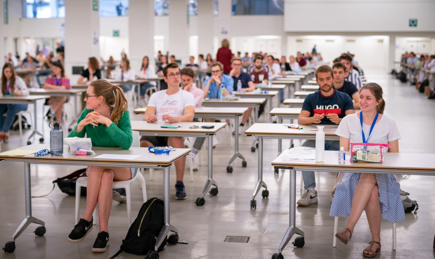 Studenten tijdens examen op Wekonekt Campus Square Studenten tijdens examen op Wekonekt Campus Square
