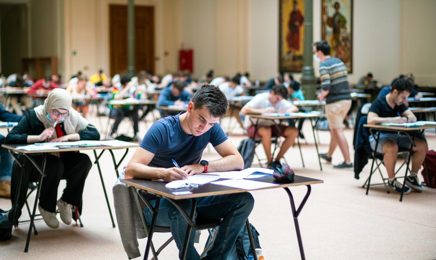 Studenten tijdens examen op Kmkg