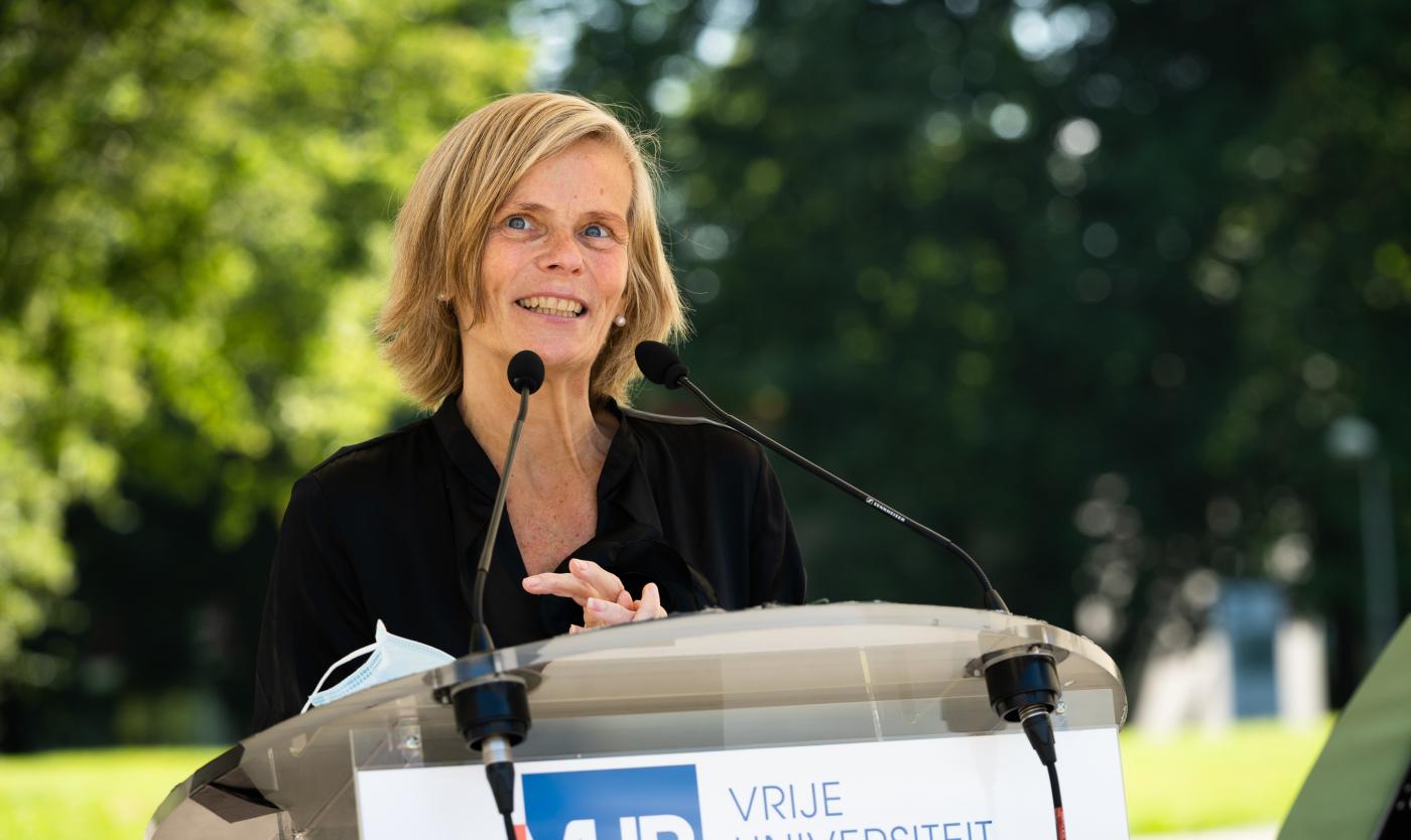 Caroline Pauwels aan het praten met microfoon voor Caroline Pauwels Noodfonds evenement op grasveld van Campus Etterbeek Caroline Pauwels aan het praten met microfoon voor Caroline Pauwels Noodfonds evenement op grasveld van Campus Etterbeek