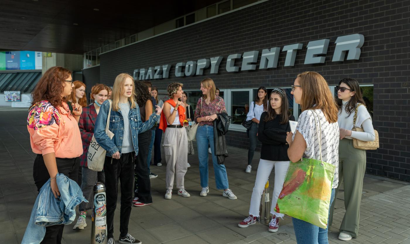 Groep van studenten aan het praten voor de ingang van de Copy Center op Campus Etterbeek