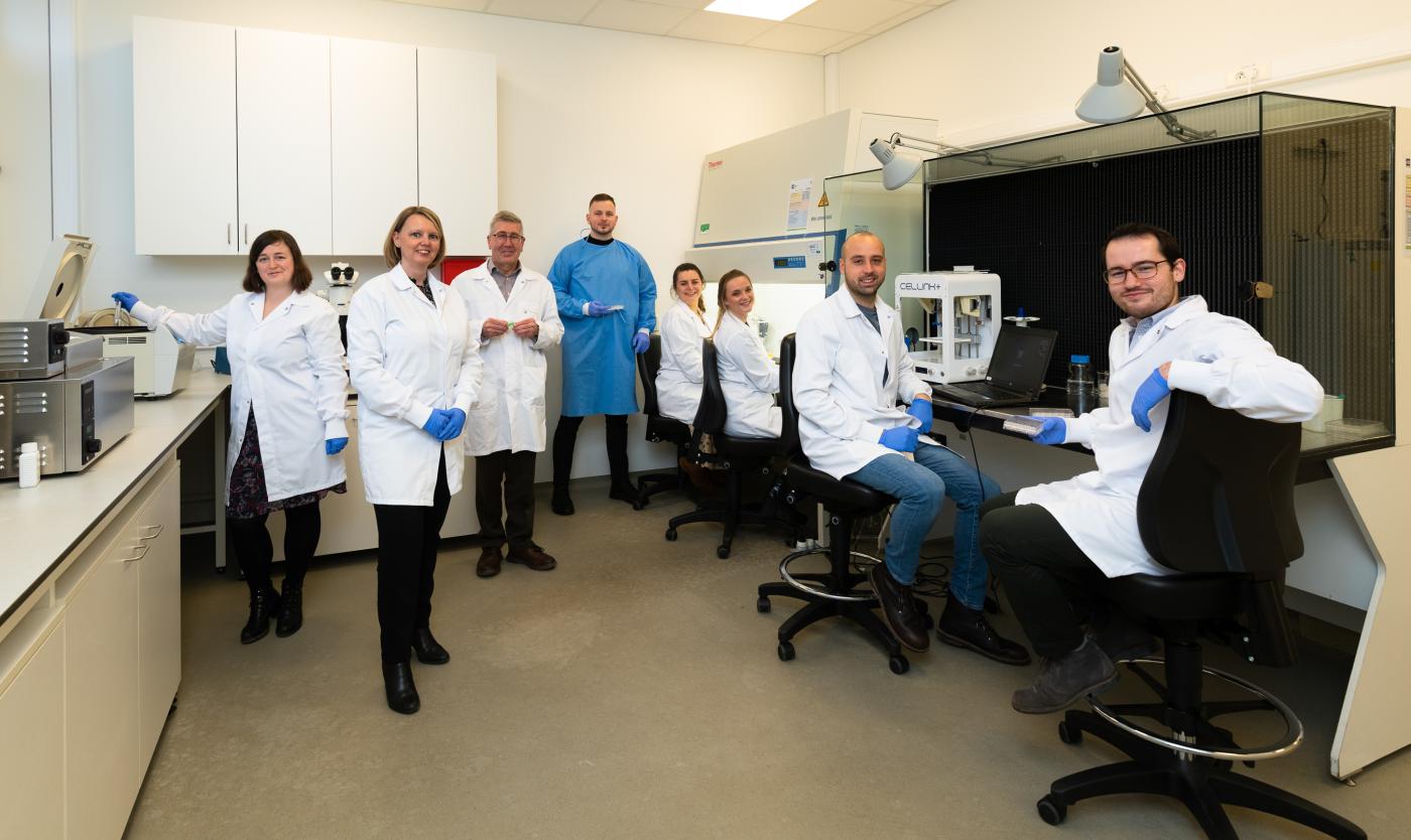 Onderzoekers in labo voor Wereld Kankerdags bij UZ (Universitair Ziekenhuis Brussel)