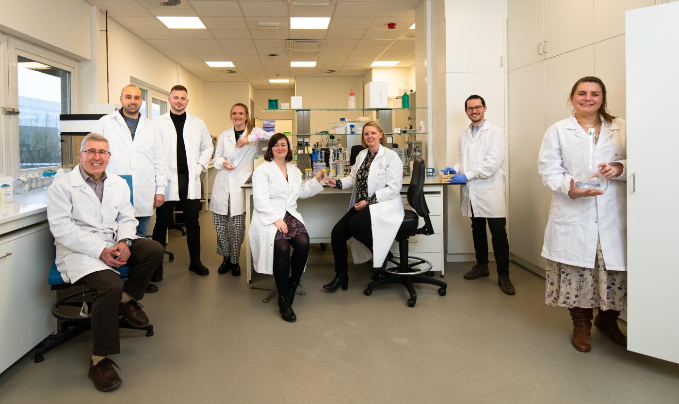 Groep van onderzoekers in labo voor Wereld Kankerdags bij UZ (Universitair Ziekenhuis Brussel)