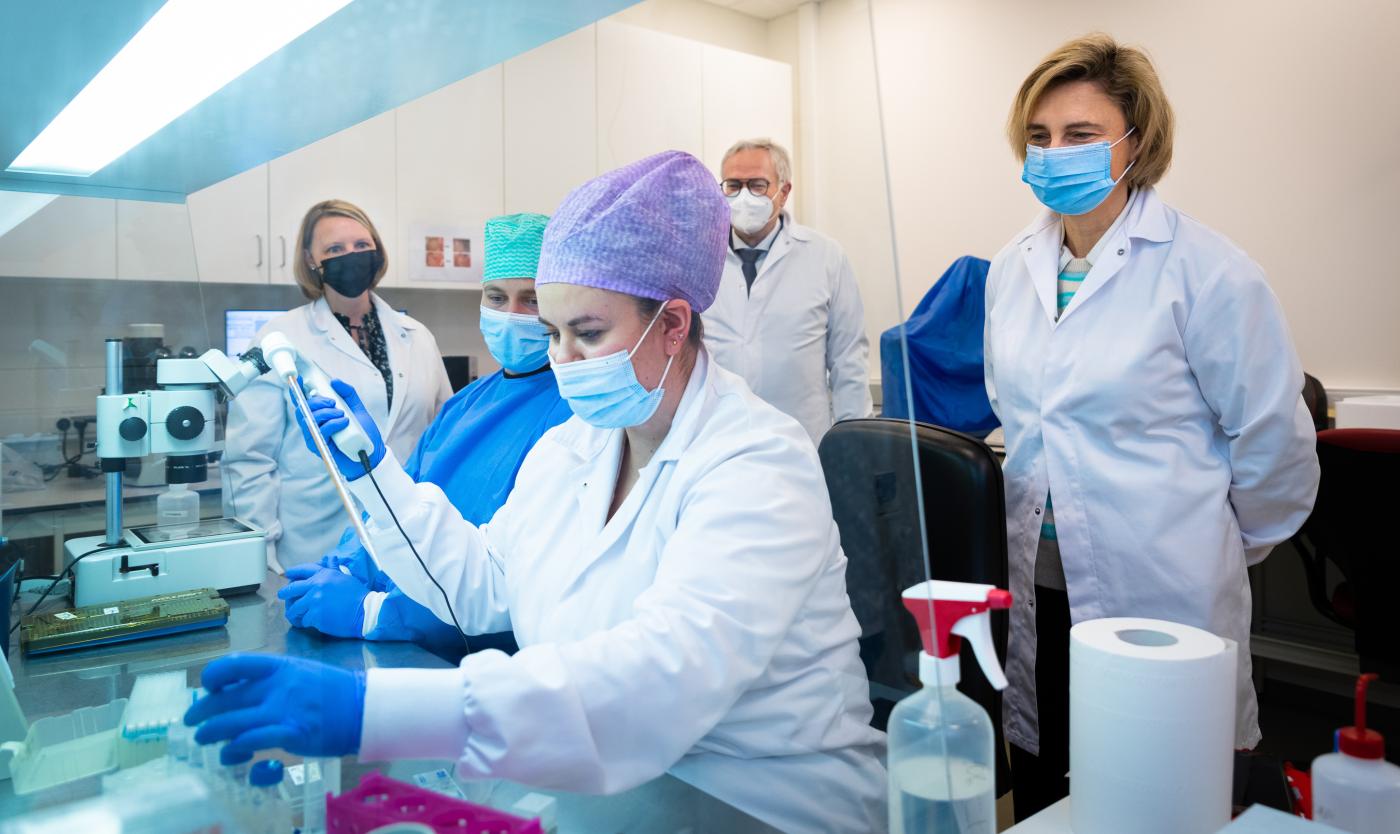 Onderzoekers in labo met microscoop voor Wereld Kankerdags bij UZ (Universitair Ziekenhuis Brussel)