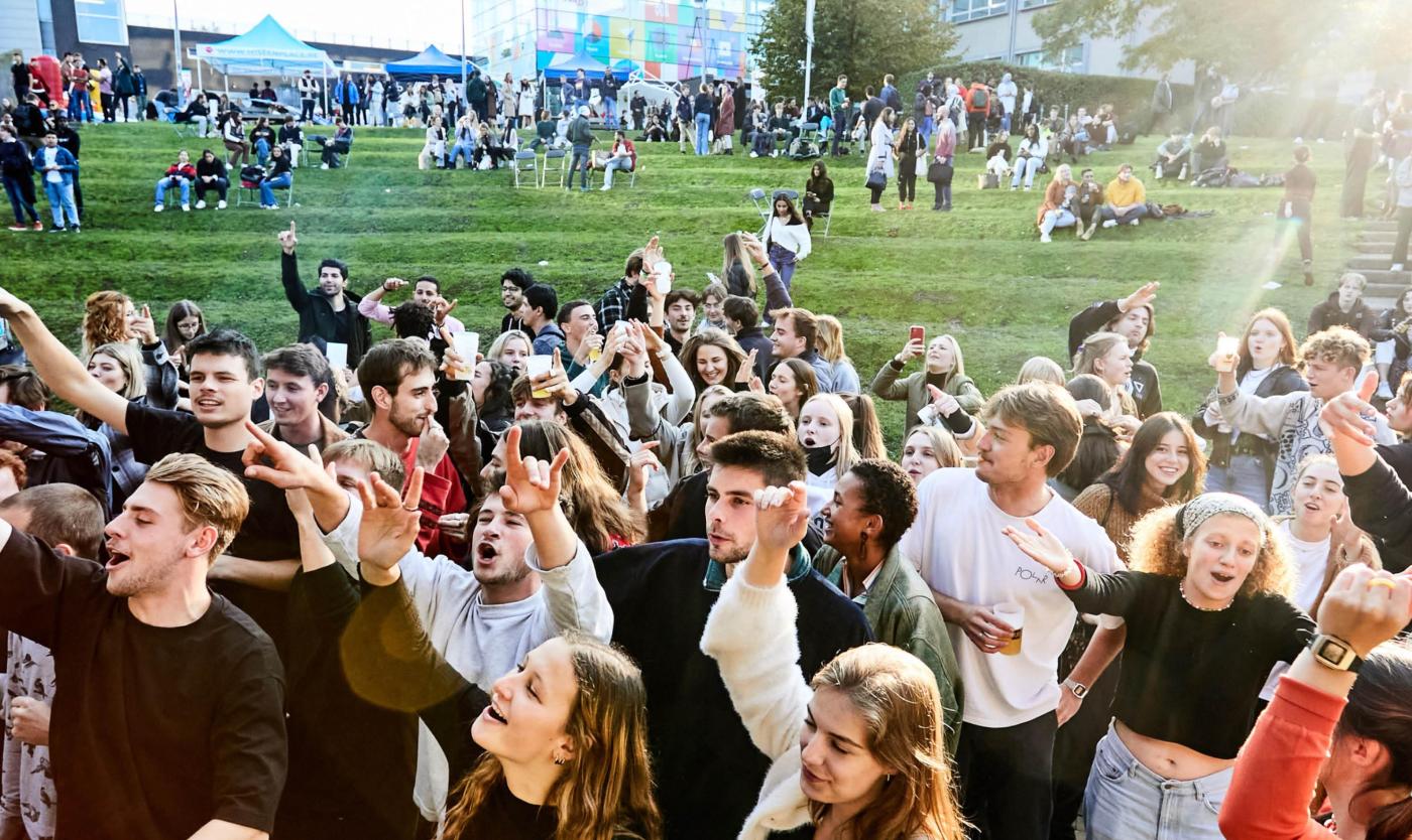 Studenten tijdens evenement aan het zingen op grasveld in Campus Etterbeek