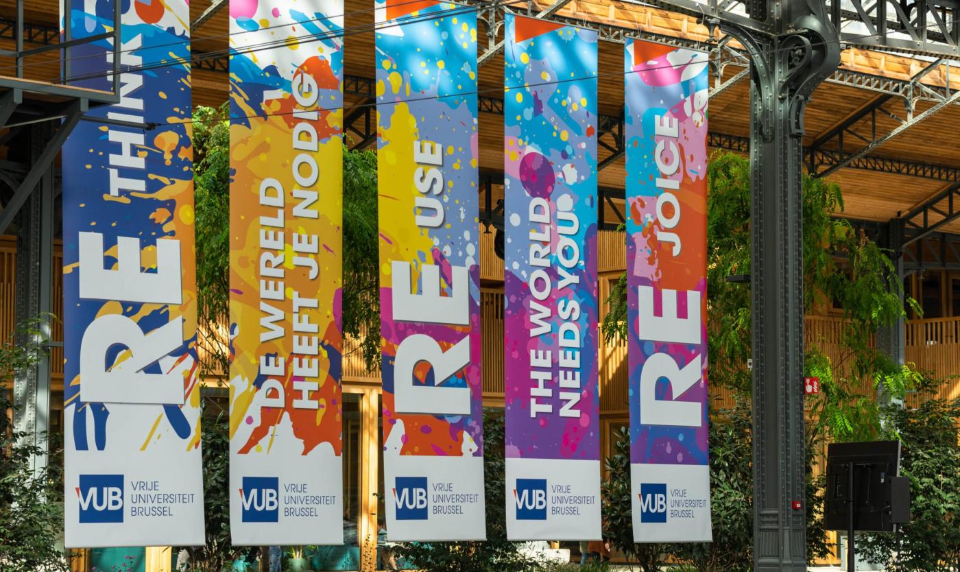 Naam 2021_VUB_Academische_Openingszitting_Gare_Maritime Hangende banners van DWHJN tijdens een evenement