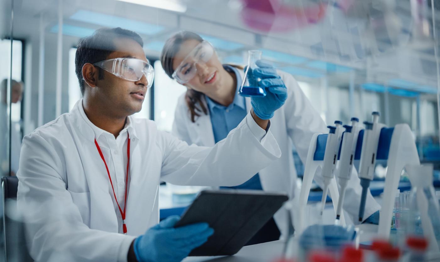 2022_Laboratoriumonderzoek_Shutterstock_1924512557 Man en vrouw in een laboratorium onderzoek aan het uitvoeren
