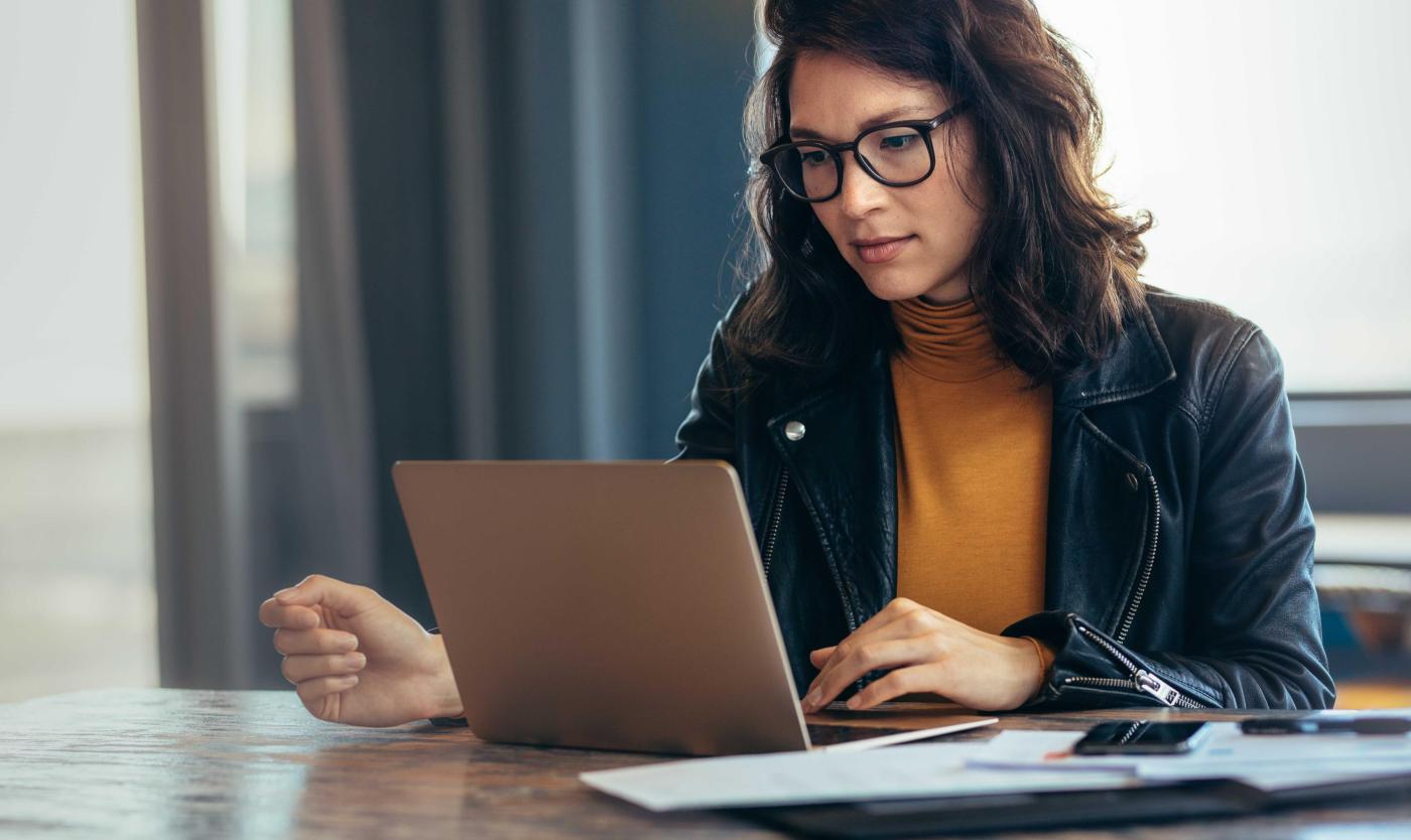 Vrouw werkend aan een laptop