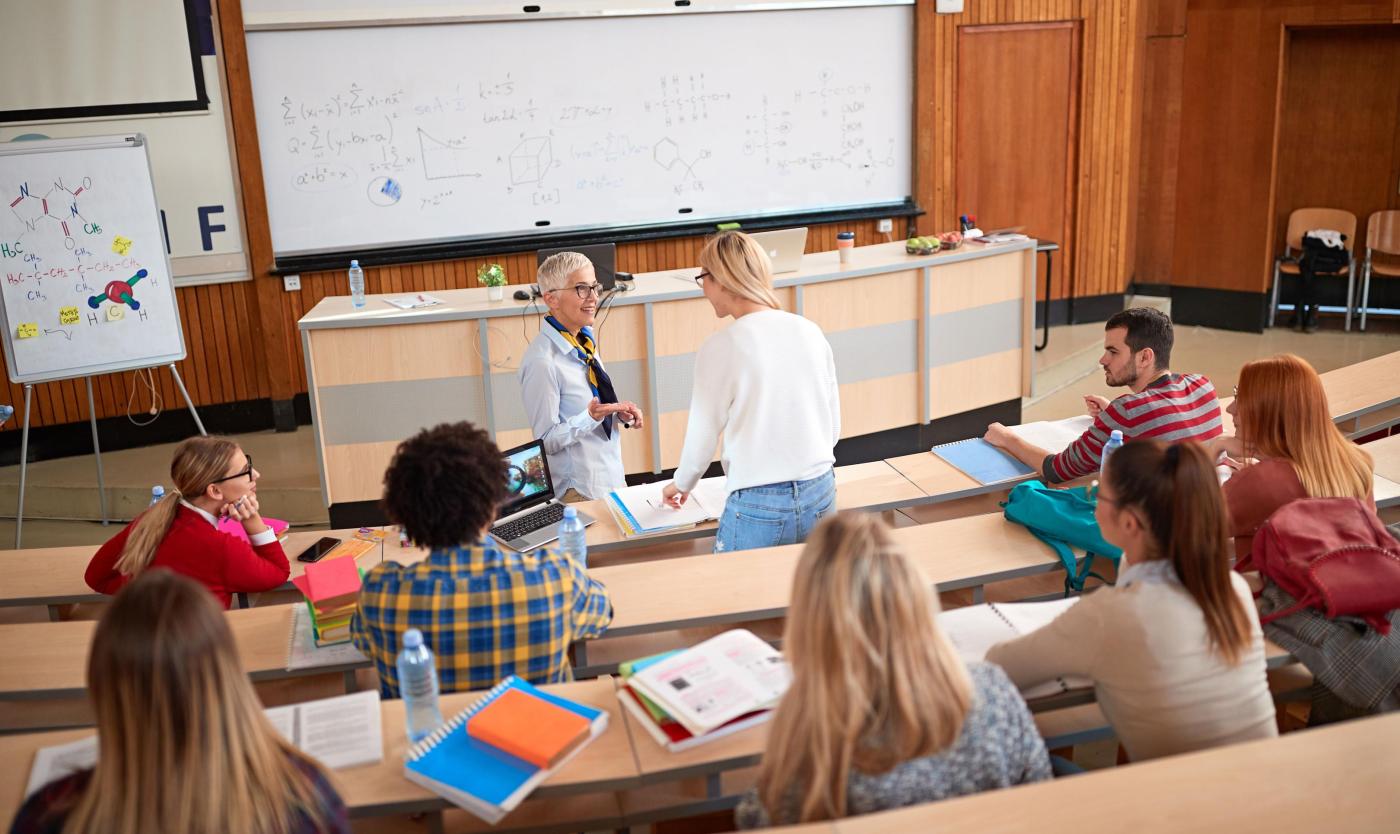 2022_Docent in trainingsklas met jonge studenten_Aula_S_1492327298.jpg