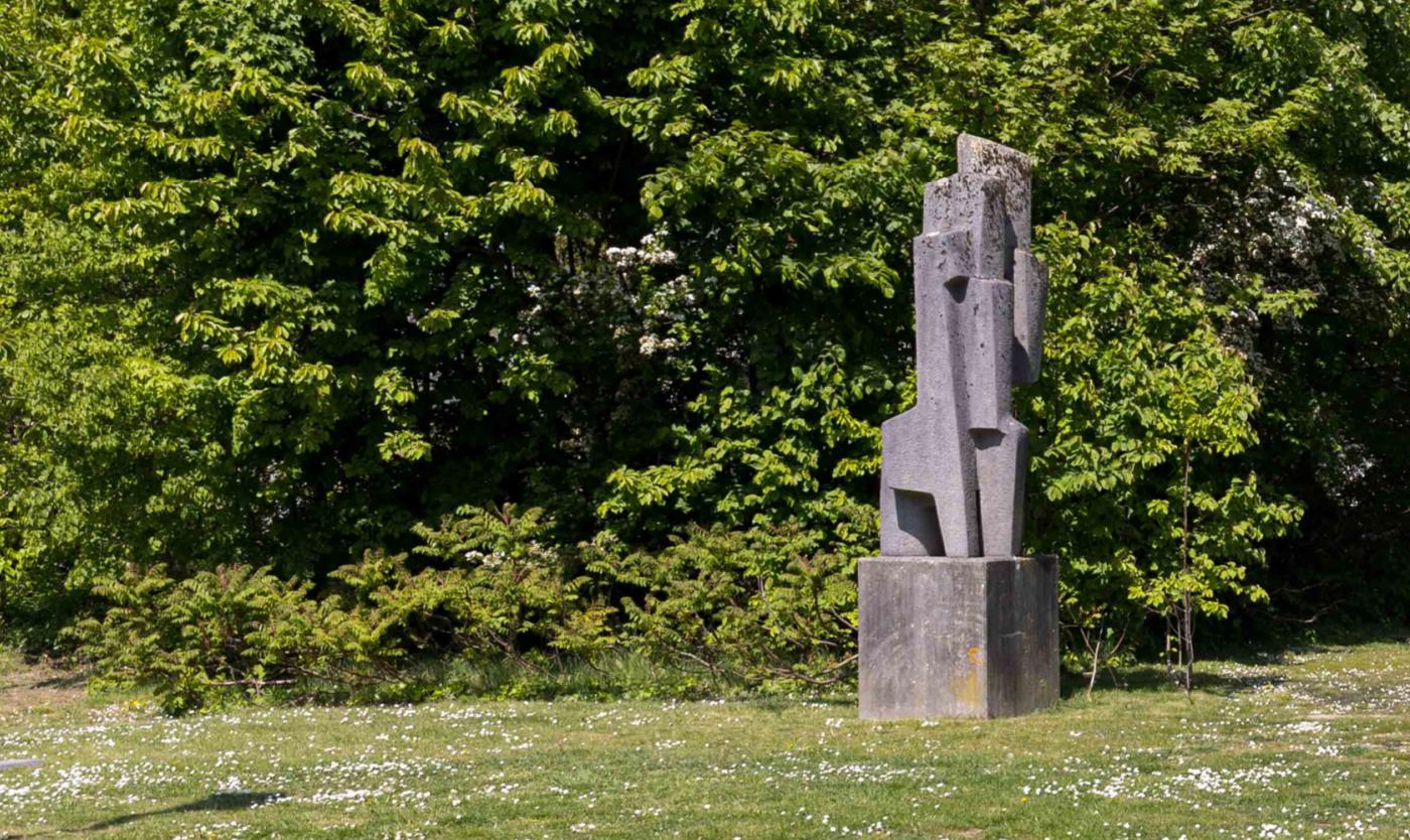 2022_Georges DOBBELS - Geen titel (1980)_Humanistisch Sculpturenpark_Etterbeek_VUB 2022_Georges DOBBELS - Geen titel (1980)_Humanistisch Sculpturenpark_Etterbeek_VUB