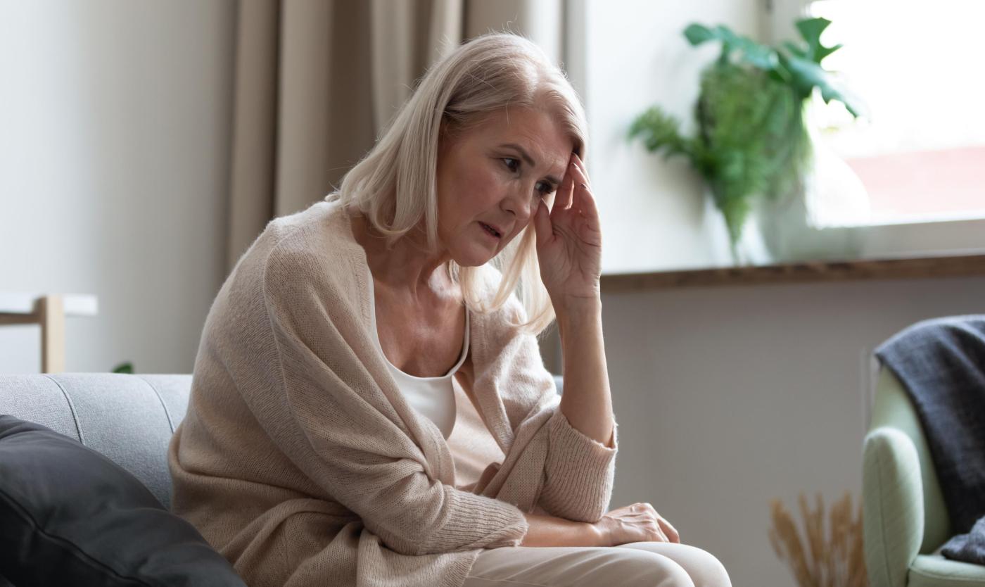 2022_Gestreseerde volwassen vrouw_Persoonlijke problemen of gezondheidsproblemen_Psychische stoornis_Geheugenverlies_Dementie_Woonkamer_S_1680033700 2022_Gestreseerde volwassen vrouw_Persoonlijke problemen of gezondheidsproblemen_Psychische stoornis_Geheugenverlies_Dementie_Woonkamer