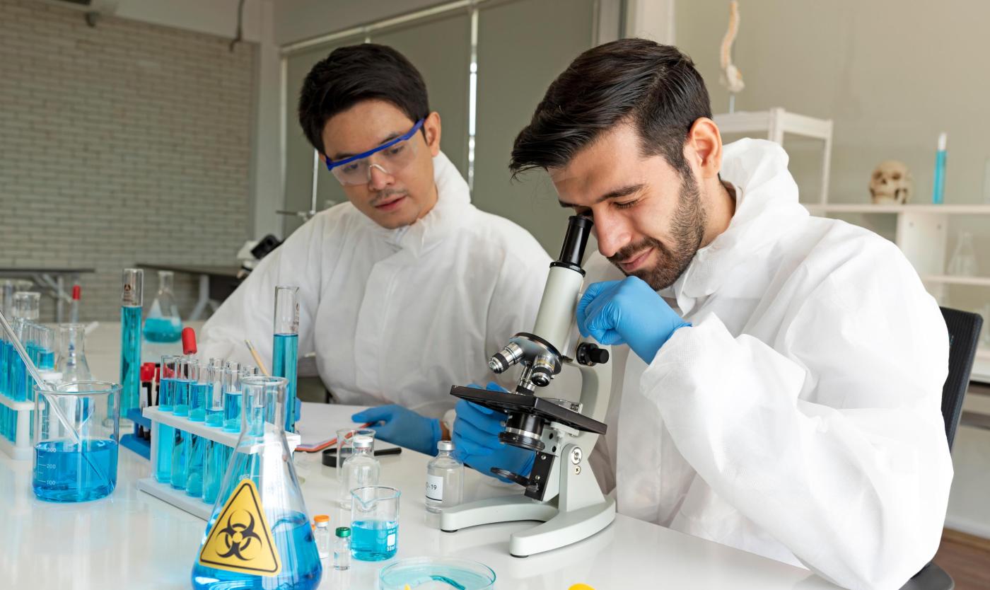 2022_Jonge aziatische wetenschapper doet onderzoek met behulp van microscoop_Laboratoriumapparatuur in een medisch laboratorium_S_1774768034.jpg 2022_Jonge aziatische wetenschapper doet onderzoek met behulp van microscoop_Laboratoriumapparatuur in een medisch laboratorium_S_1774768034