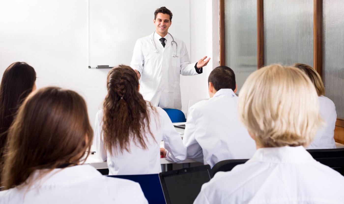 2022_Jonge studenten en professor die discussie voeren aan de medische faculteit_S_500244064