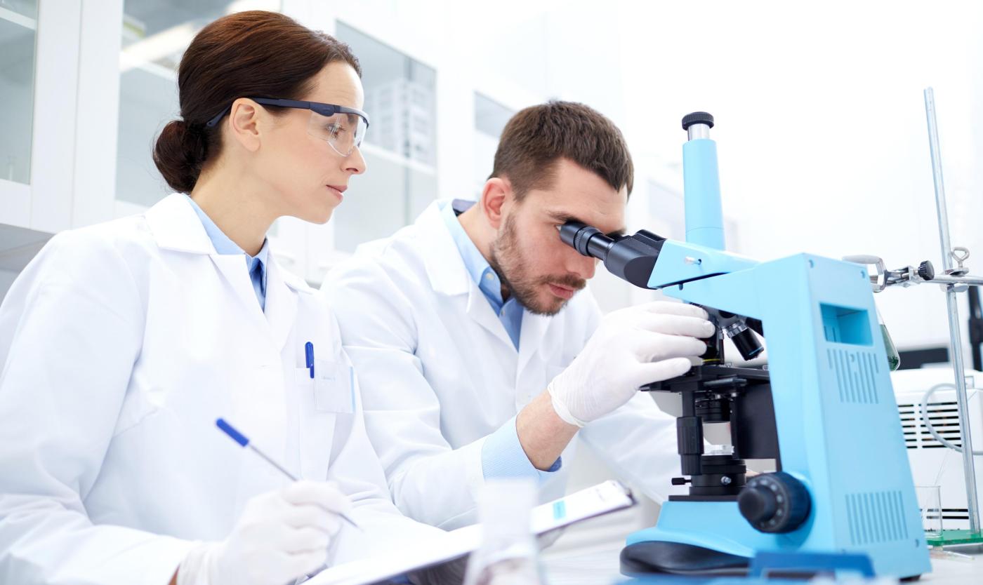 2022_Jonge wetenschappers met een microscoop die een test of onderzoek uitvoeren en aantekeningen maken_Klinisch laboratorium_S_245479576 2022_Jonge wetenschappers met een microscoop die een test of onderzoek uitvoeren en aantekeningen maken_Klinisch laboratorium_S_245479576
