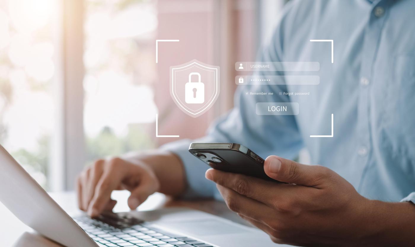 2022_Laptop en GSM_Concept van cyberbeveiliging_Informatiebeveiliging en encryptie_Veilige toegang tot persoonlijke informatie van de gebruiker_Beveiligde internettoegang_Cyberbeveiliging__2055327470 2022_Laptop en GSM_Concept van cyberbeveiliging_Informatiebeveiliging en encryptie_Veilige toegang tot persoonlijke informatie van de gebruiker_Beveiligde internettoegang_Cyberbeveiliging__2055327470