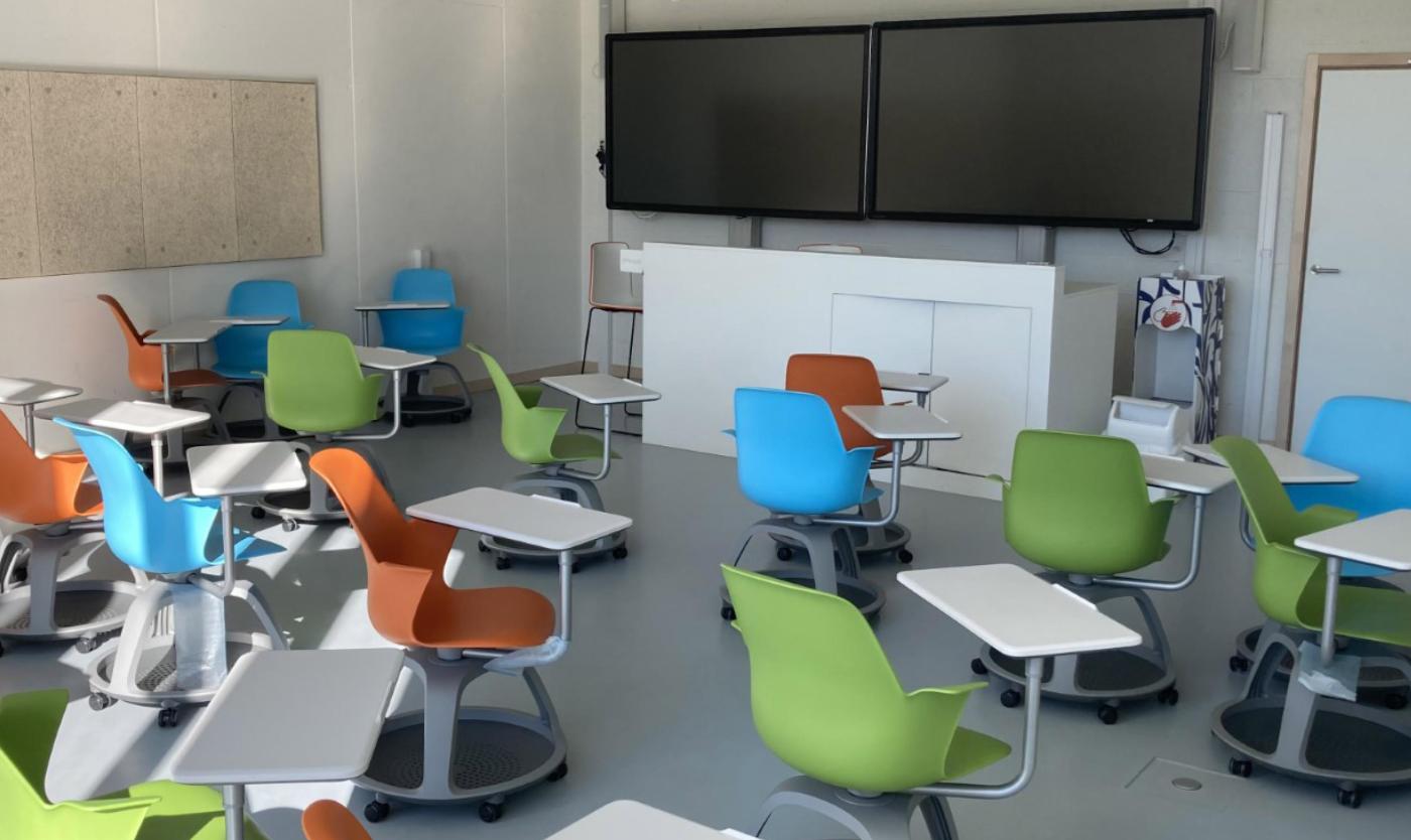 2022_Lokaal met gekleurde stoelen en schermen_Infrastructuur_Evenement_VUB_Banner 2022_Lokaal met gekleurde stoelen en schermen_Infrastructuur_Evenement_VUB_Banner