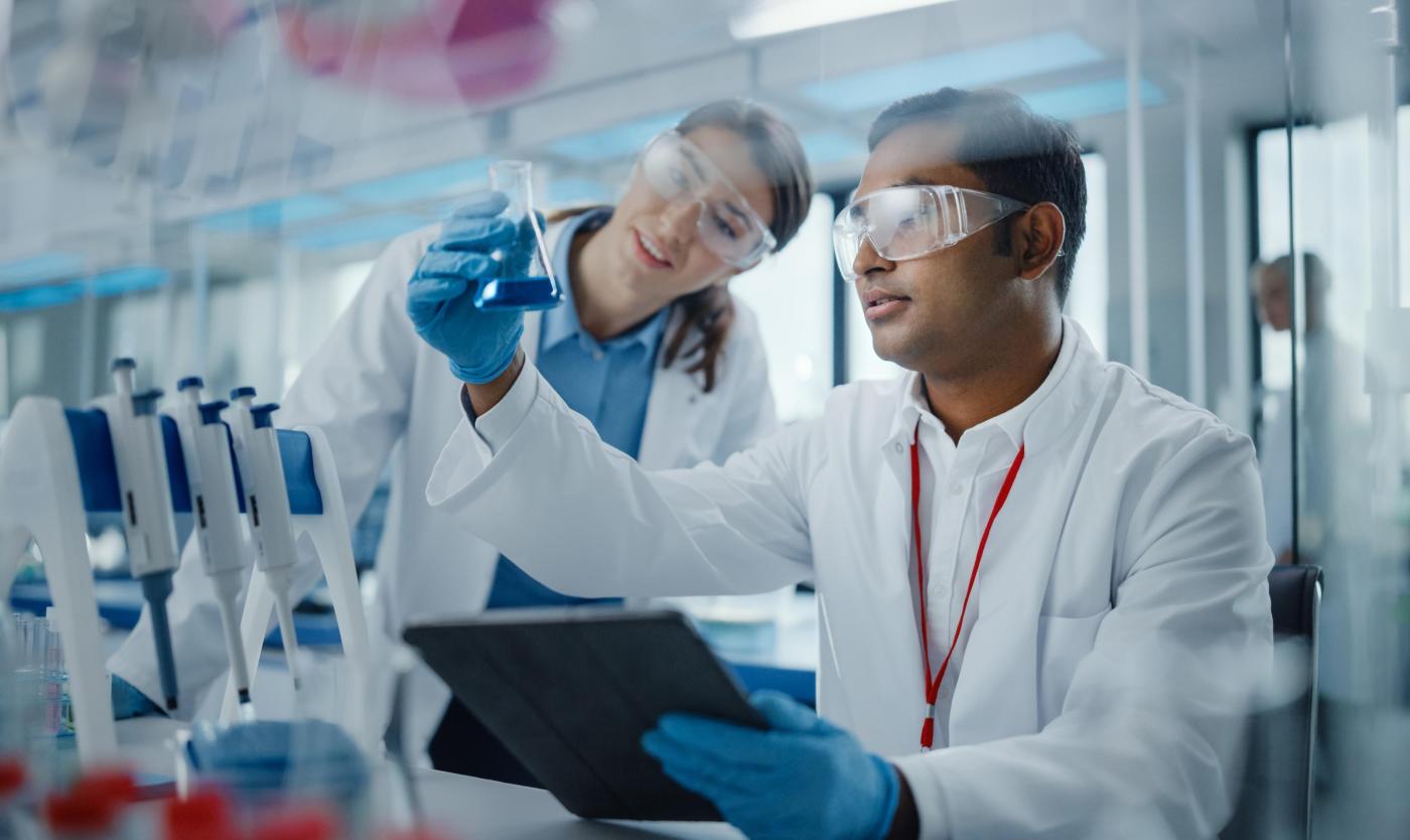 2022_Man en vrouw doen een analyse_Geavanceerd wetenschappelijk laboratorium voor geneeskunde_Biotechnologie_Moleculaire biologie_S_1924512557