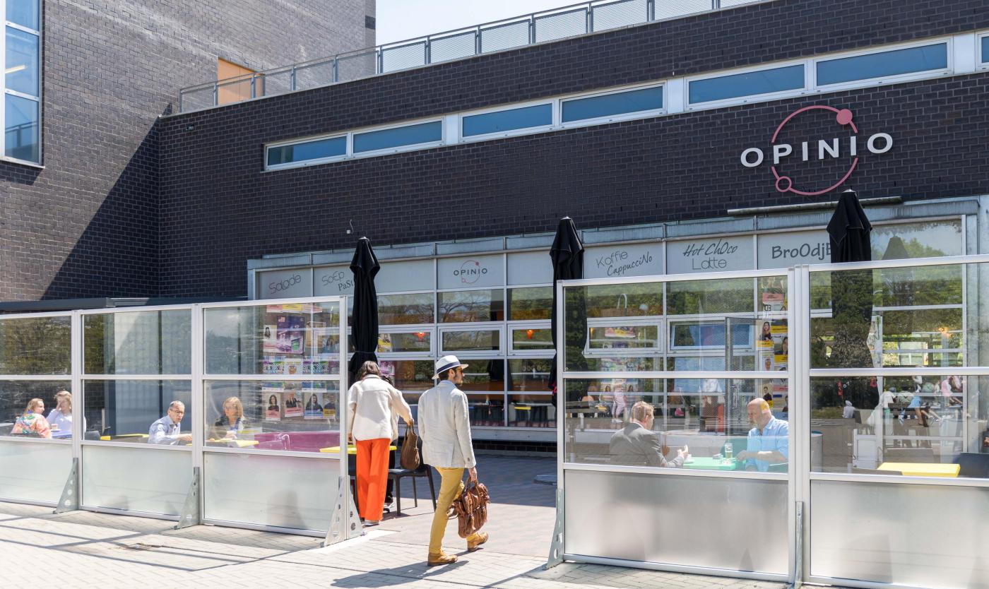 2022_Man wandelt Opinio binnen_VUB Opinio_Etterbeek