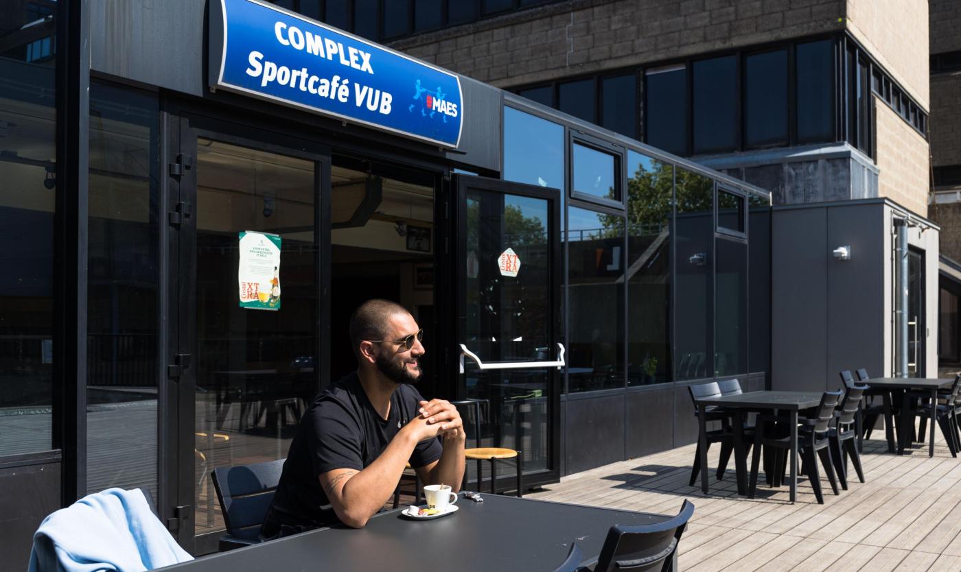2022_Man zit op terras van het Sportcafé_Complex_VUB_Etterbeek 2022_Man zit op terras van het Sportcafé_Complex_VUB_Etterbeek