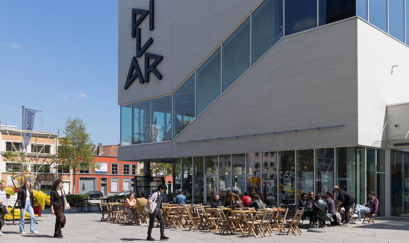 2022_Mensen op het Pillar Bar terras_VUB_Pilar_Etterbeek_Banner