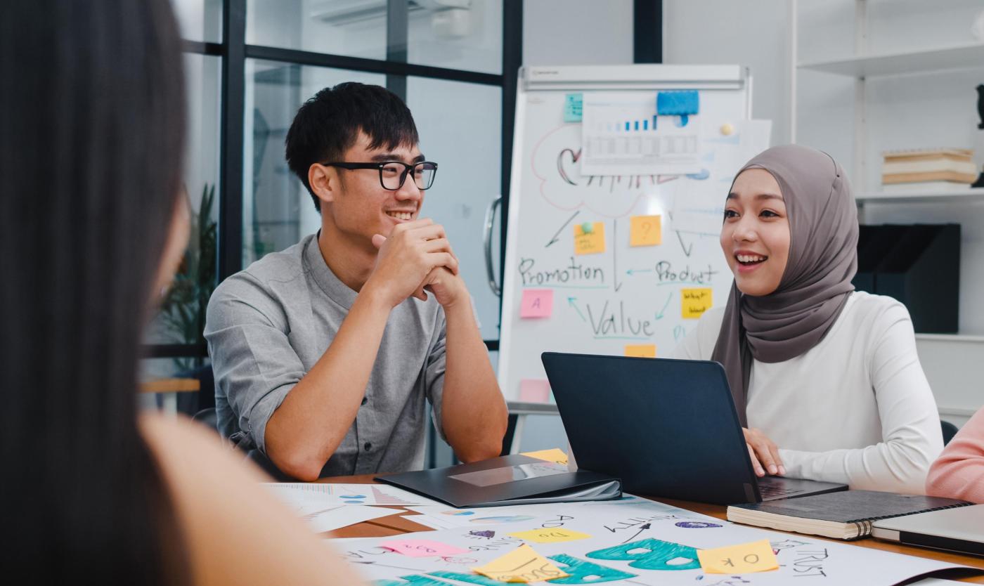 2022_Multiraciale groep jonge creatieve mensen brainstormen_Ideeën bespreken tijdens vergaderingen_Kantoor_S_1902334372