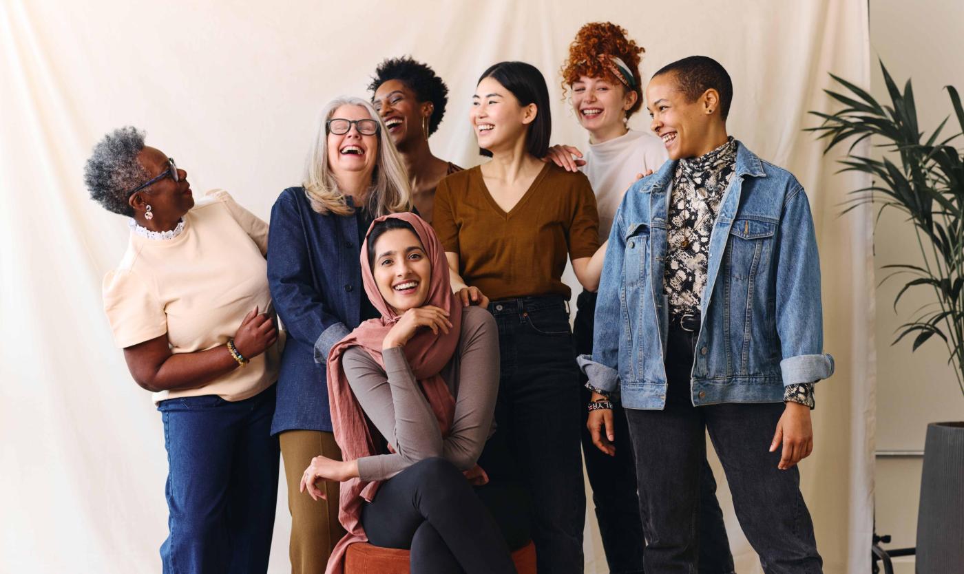 Portret van vrolijke multi etnische vrouwen van verschillende leeftijden