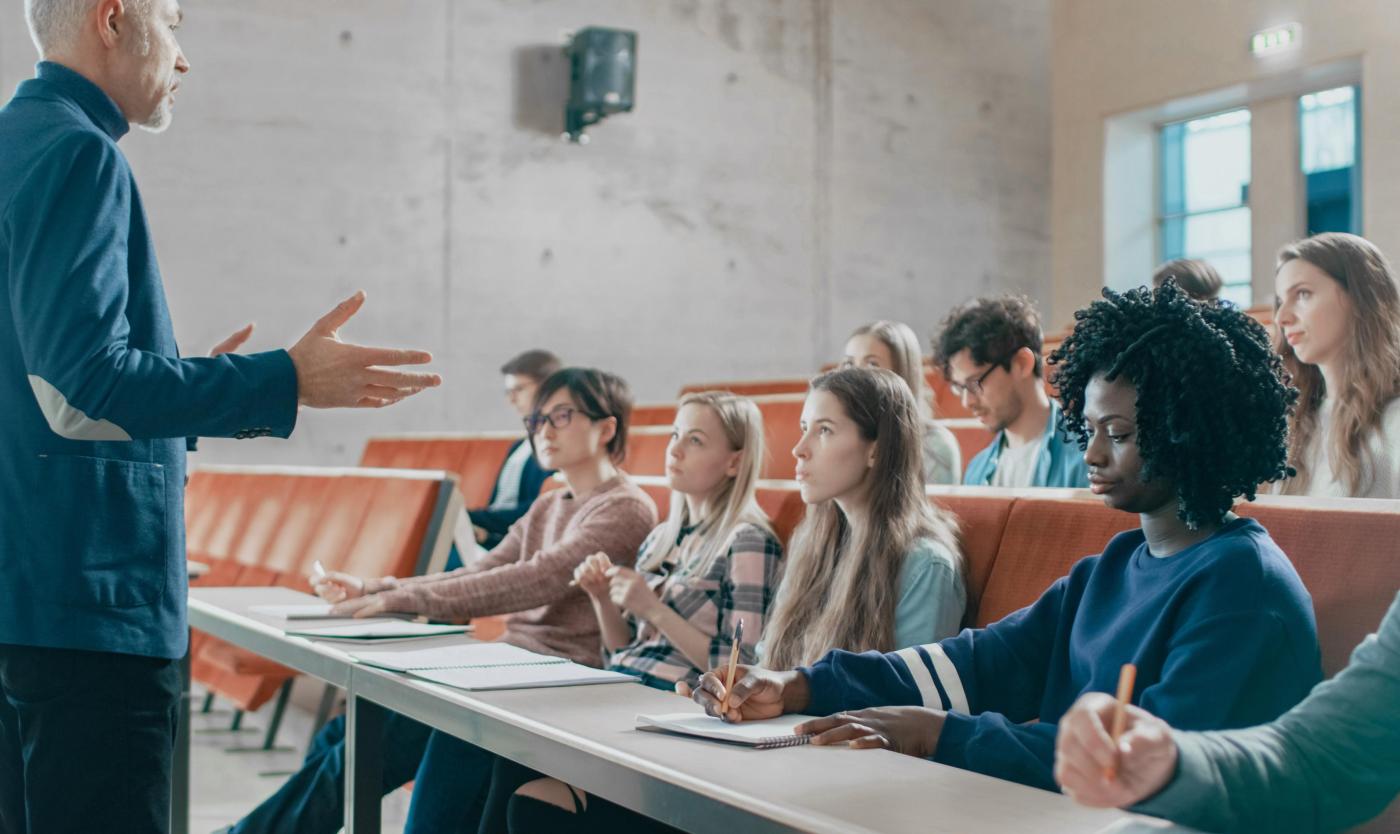 2022_Professor geeft lezing aan een Multi Etnische Studenten_Slimme jongeren studeren aan de universiteit_Aula_S_1077839399