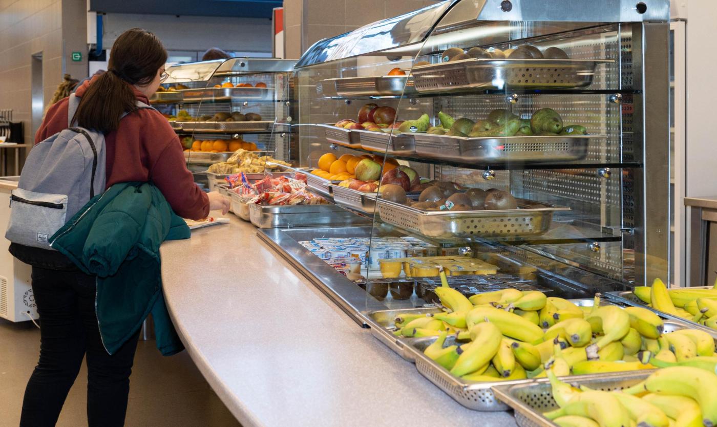 2022_Vrouw in resto neemt eten uit de zelfbedieningstoog_VUB Resto_Etterbeek_Banner 2022_Vrouw in resto neemt eten uit de zelfbedieningstoog_VUB Resto_Etterbeek_Banner