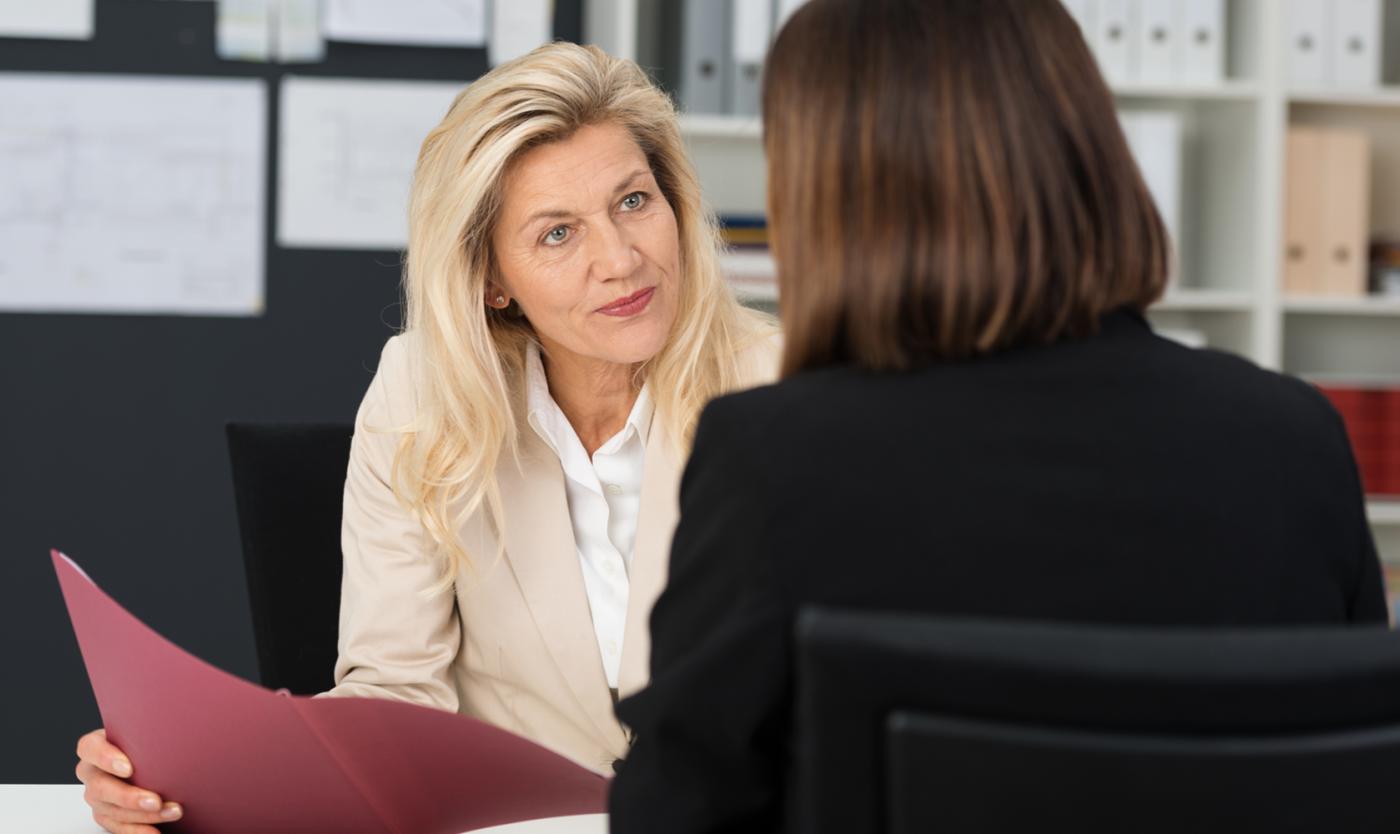 2022_Vrouwen in gesprek aan een bureau_Kantoor_S_241366579