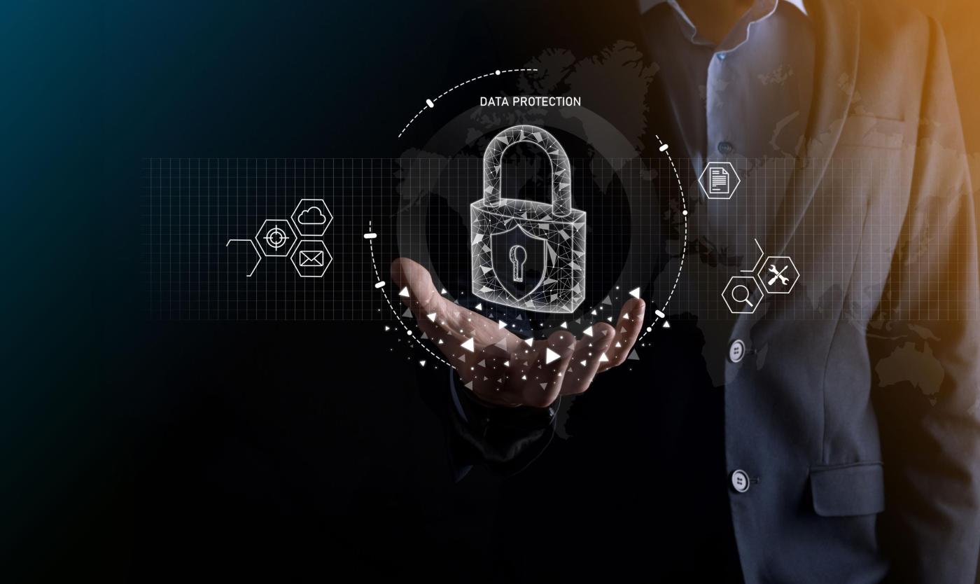 2022_Zakenman met projectie van persoonlijke gegevensgegevens op virtuele interface _Gegevensbescherming GDPR_S_1915825663 Zakenman met projectie van persoonlijke gegevensgegevens