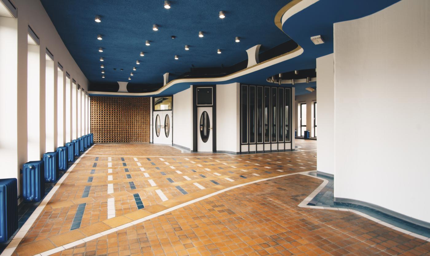 2021_Braemgebouw_Ruimte met blauw plafond_Etterbeek_VUB 2021_Braemgebouw_Ruimte met blauw plafond_Etterbeek_VUB