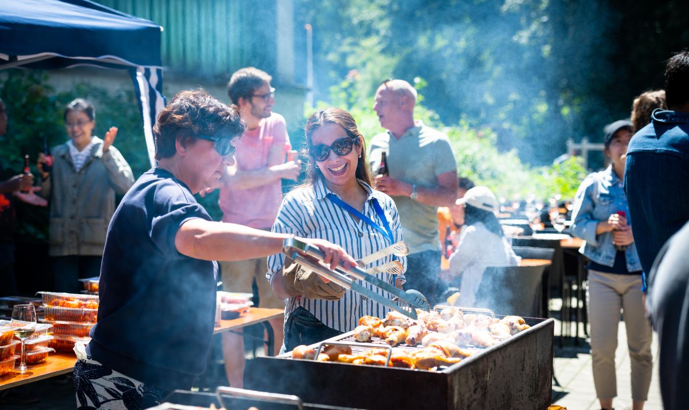 2022_2 vrouwen aan de BBQ_BBQ zone_VUB 2022_2 vrouwen aan de BBQ_BBQ zone_VUB