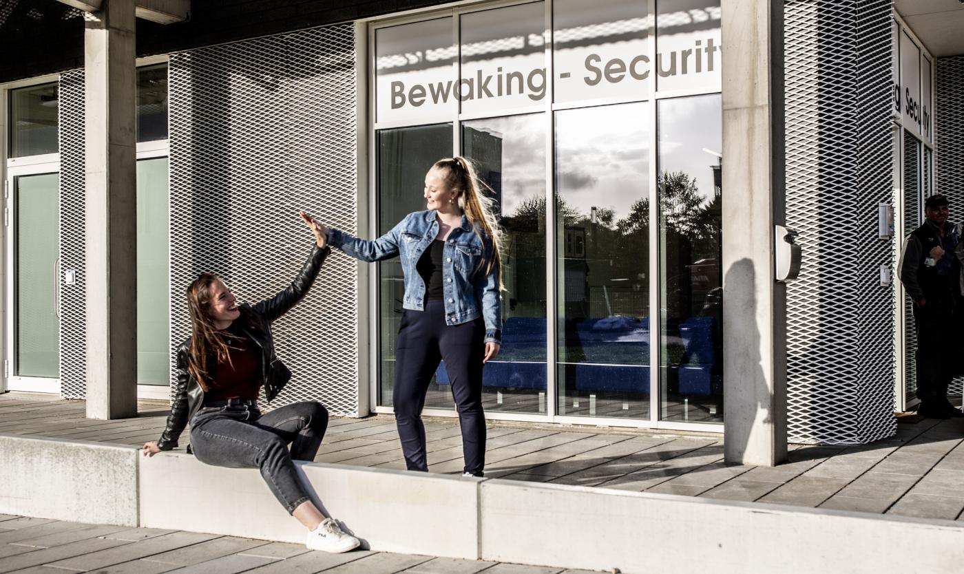 2022_2 studenten voor het bewakingsgebouw_Bewaking_VUB 2022_2 studenten voor het bewakingsgebouw_Bewaking_VUB