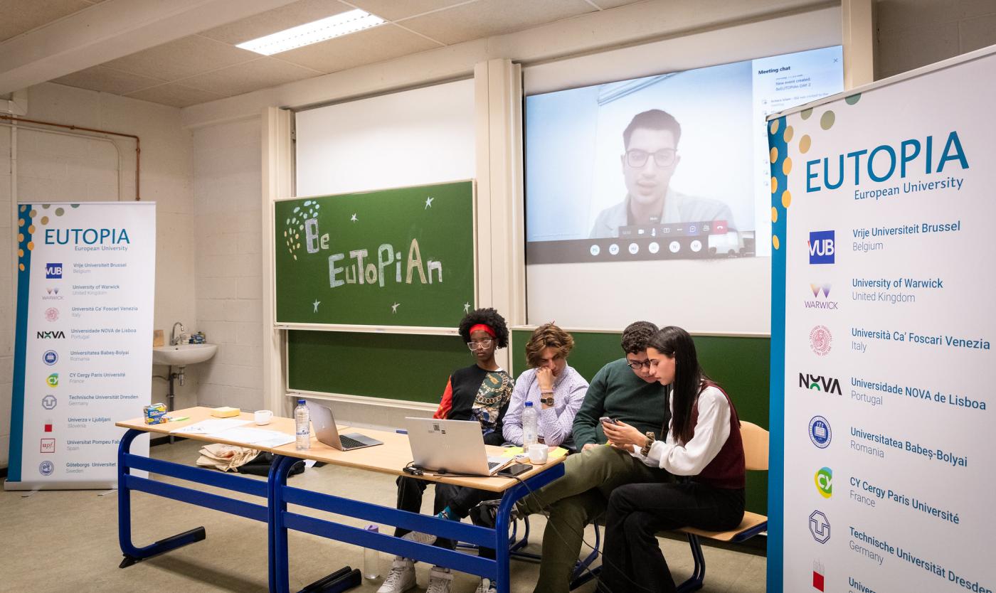 2022_3 mensen in een klaslokaal_Eutopia_VUB