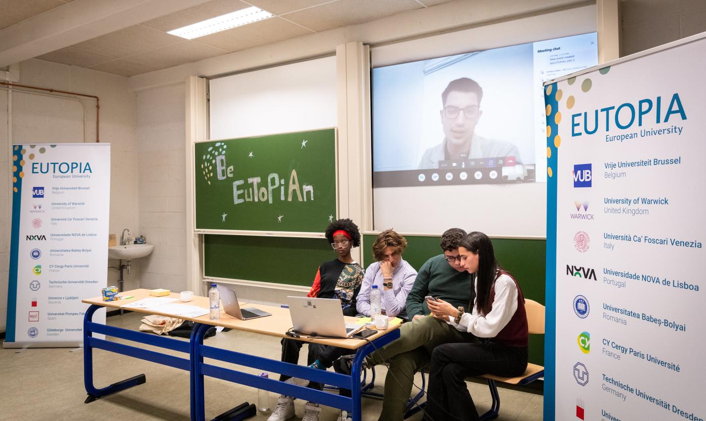 2022_3 mensen in een klaslokaal_Eutopia_VUB 2022_3 mensen in een klaslokaal_Eutopia_VUB