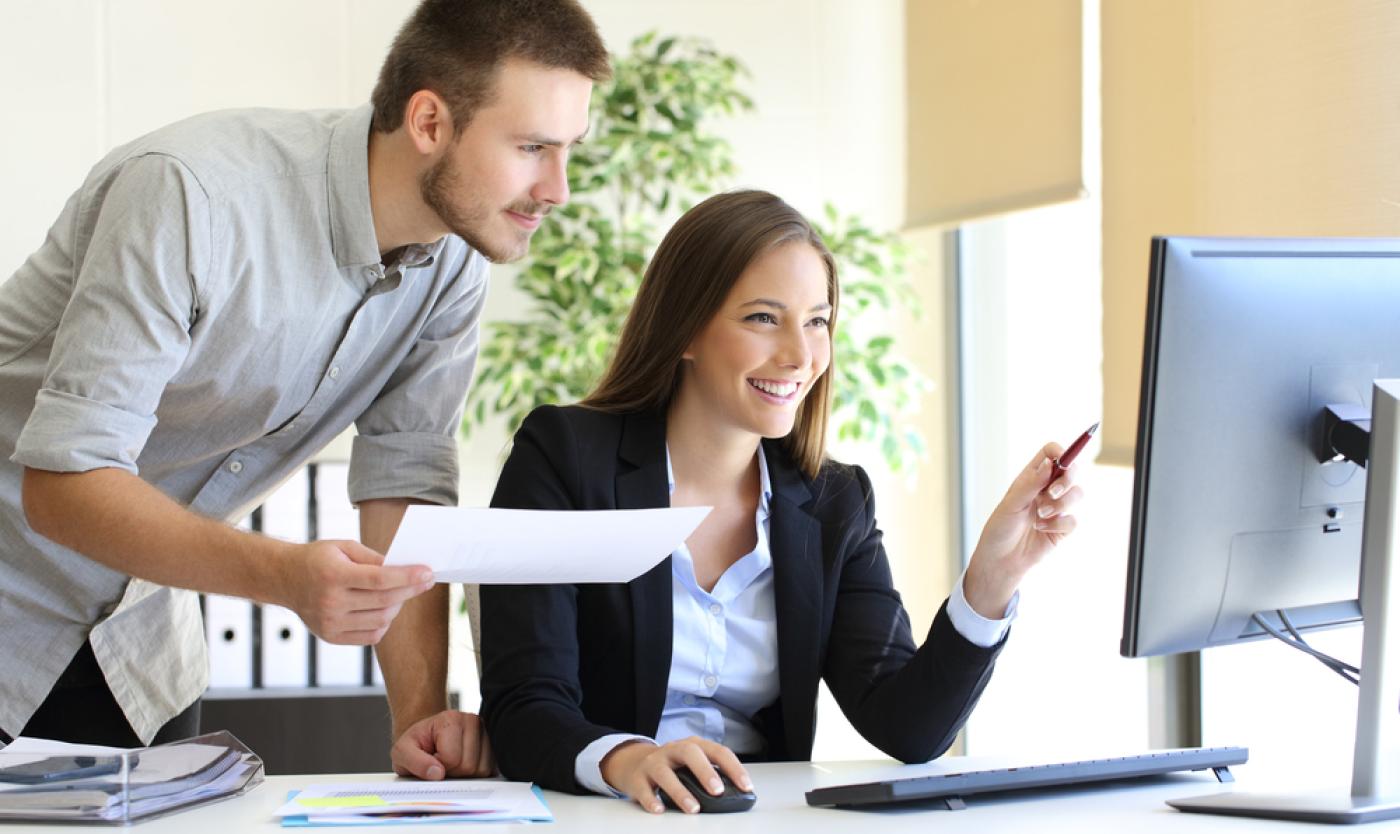 2022_Administratie_Man en vrouw achter een computer_Documenten_S_482109052 2022_Administratie_Man en vrouw achter een computer_Documenten_S_482109052