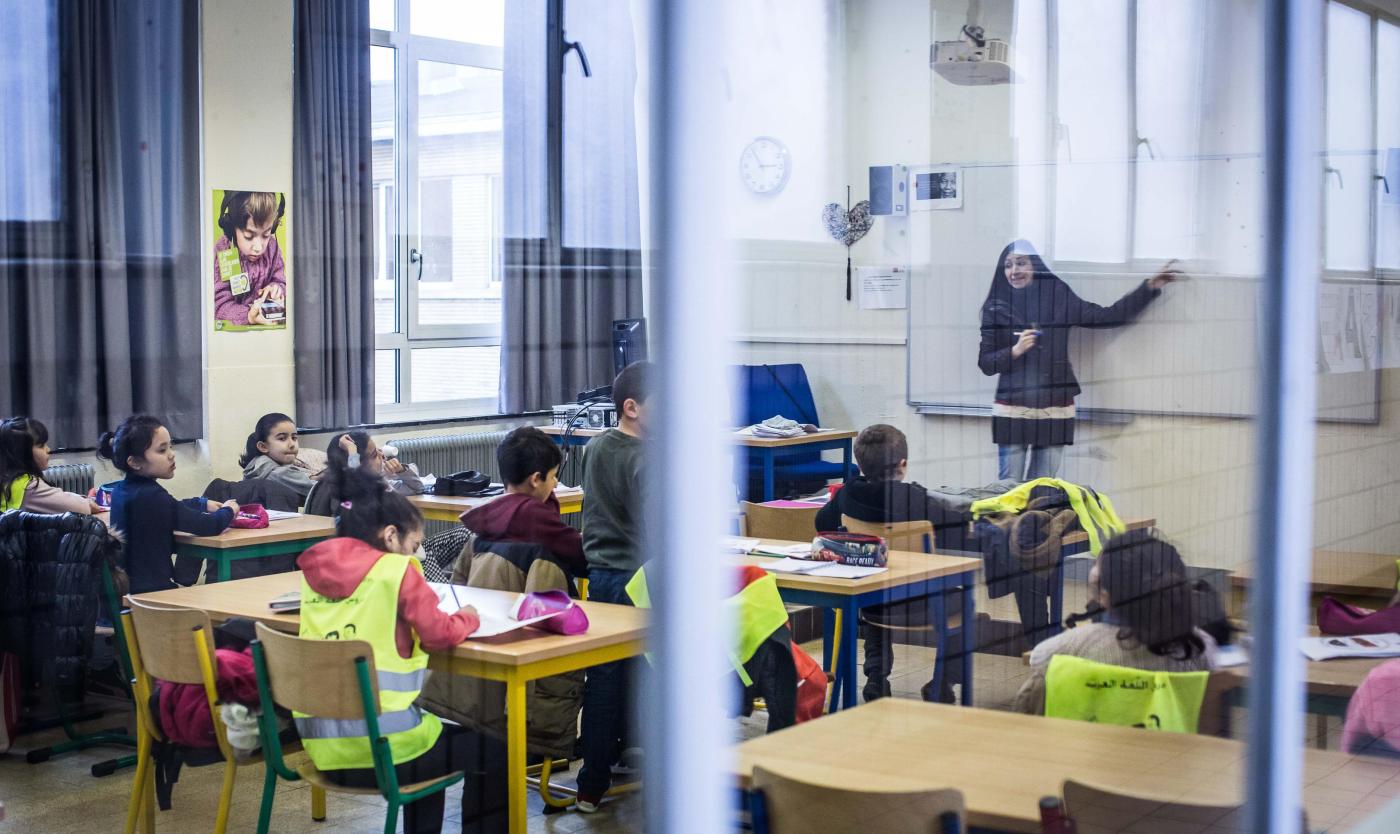 2022_Arabische taallessen_Kinderen en leerkracht in een klaslokaal_VUB